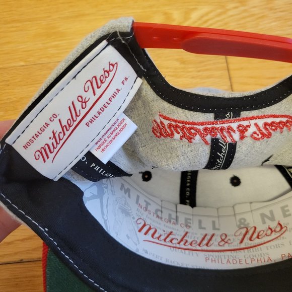 Mitchell & Ness Raptors Snapback Hat - Picture 2 of 2